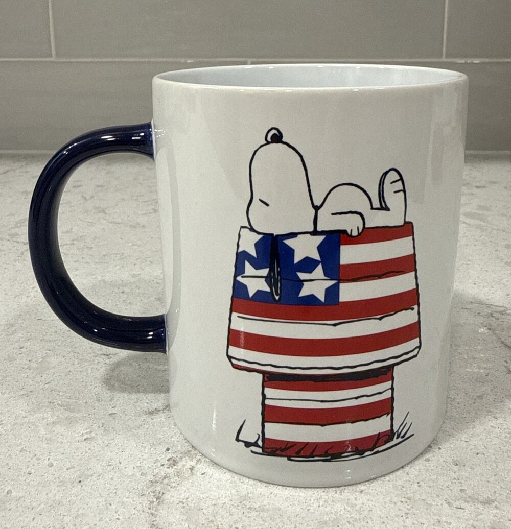 Peanuts Snoopy AMERICAN FLAG DOGHOUSE 22oz Patriotic Mug Red White Blue USA NEW
